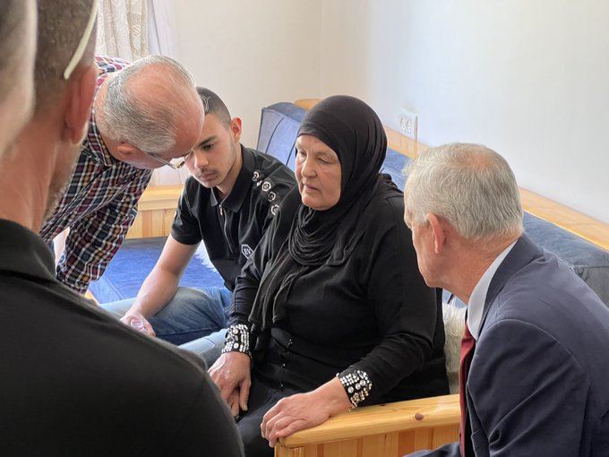 غانتس يزور الطيبة ويقدم التعازلي لعائلة براءة جابر